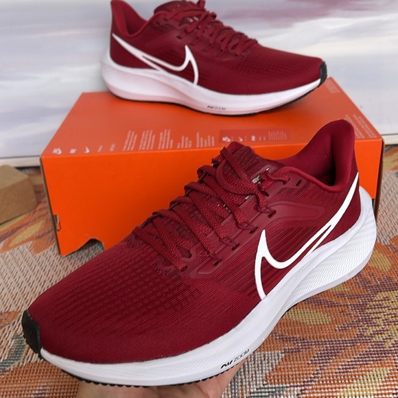 NIKE WMNS AIR ZOOM PEGASUS
TEAM CRIMSON/WHITE-BLACK DM0165-600 SNEAKERS - Picture 13 of 16